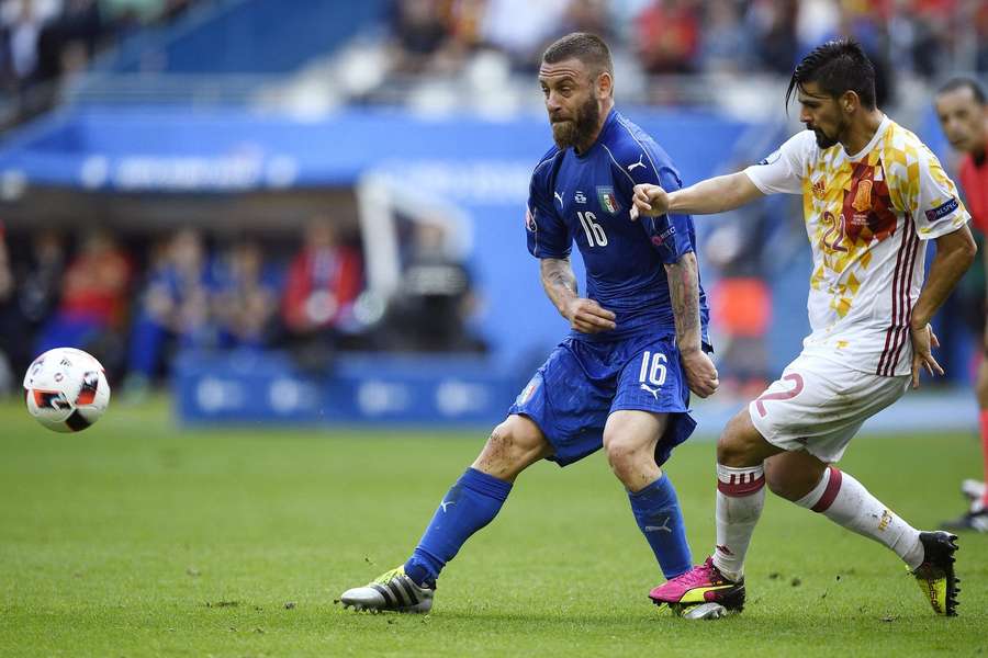 Nolito, ante De Rossi, en el Italia-España de la Eurocopa de Francia 2016 Nolito, ante De Rossi, en el Italia-España de la Eurocopa de Francia 2016