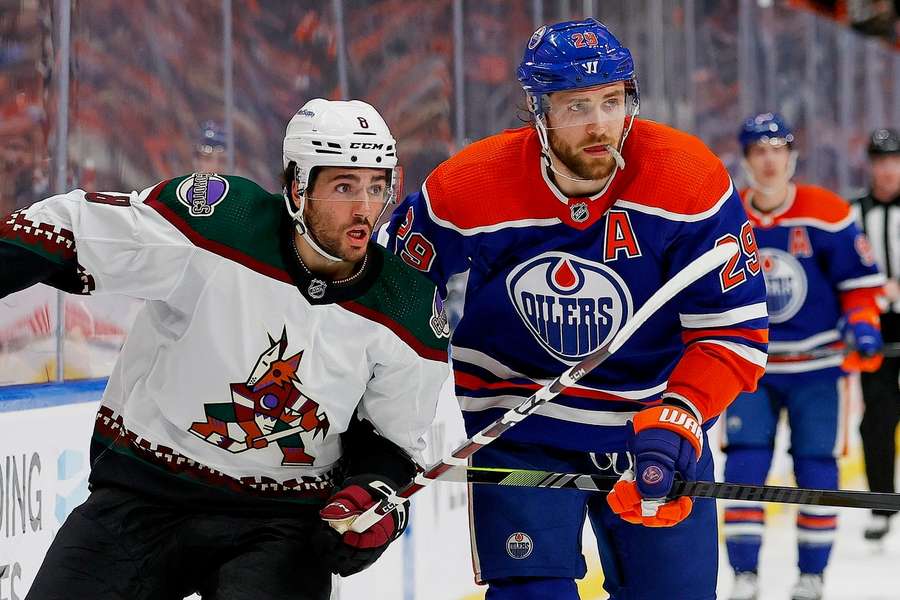 Arizonas Nick Schmaltz (li.) und Oilers Leon Draisaitl (re.)  in der Verlängerung im Rogers Place.
