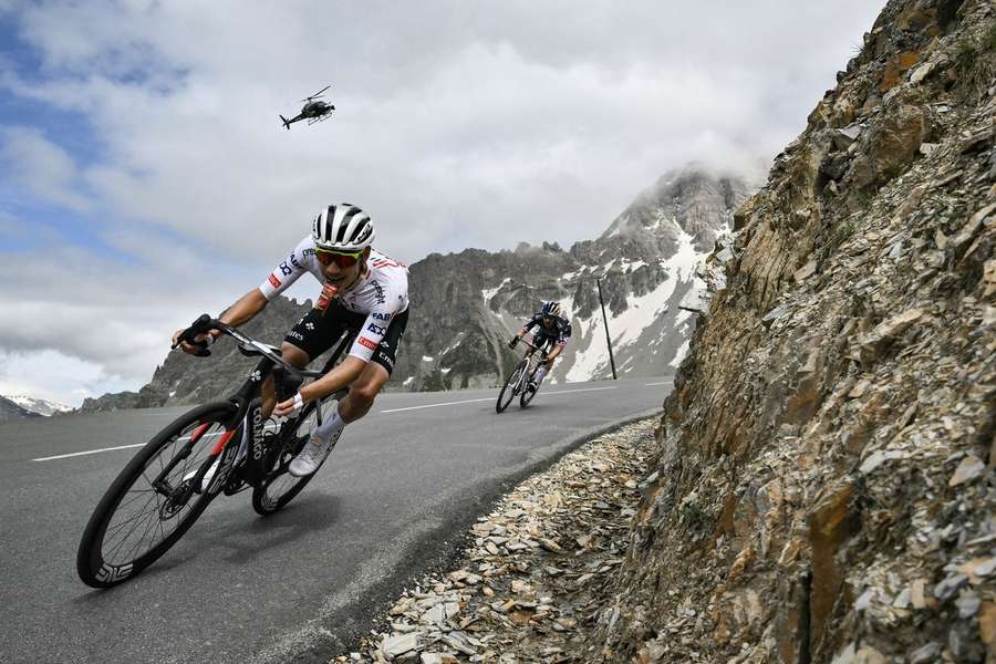 João Almeida tornou-se este domingo o segundo melhor ciclista português de sempre na Volta a França