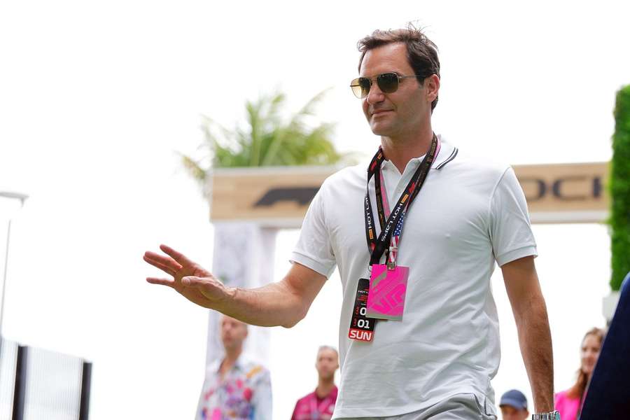 Federer servește indicații șoferilor care folosesc aplicația de navigație Waze