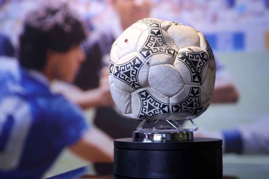 Bola histórica do gol de mão de Maradona em 1986 exposta na Inglaterra em 2022 Bola histórica do gol de mão de Maradona em 1986 exposta na Inglaterra em 2022