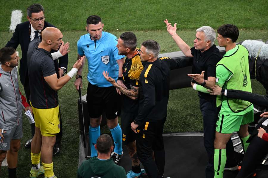 Le proteste di Mourinho nel corso della gara