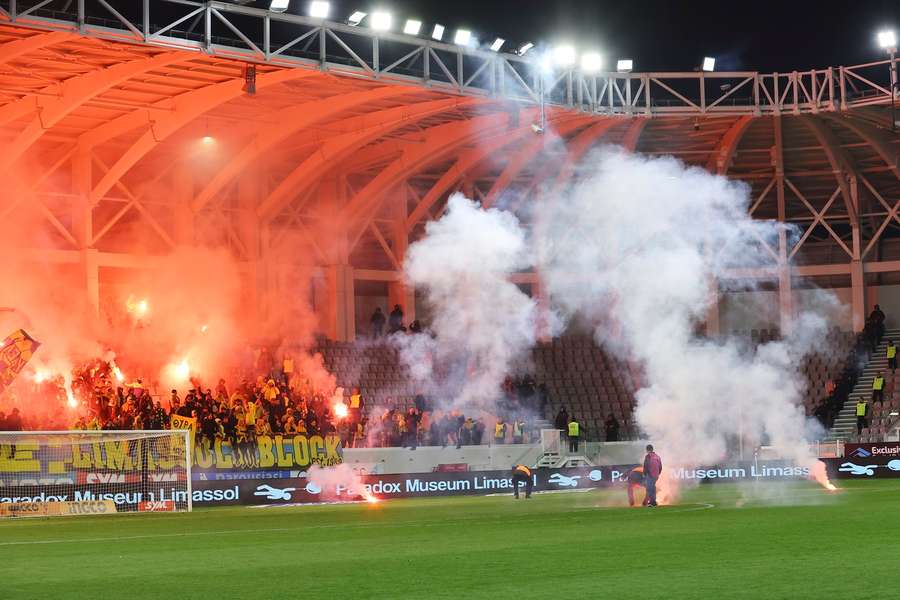 Vuurwerk op het veld bij een eerdere wedstrijd tussen Apollon en AEL eerder dit jaar