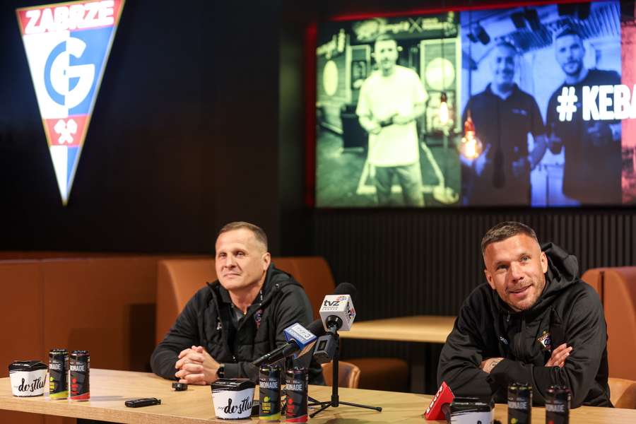 Lukas Podolski (dreapta) și antrenorul echipei, Piotr Gierczak, în timpul zilei media organizate la restaurantul Mangal Doener x LP10 din Zabrze