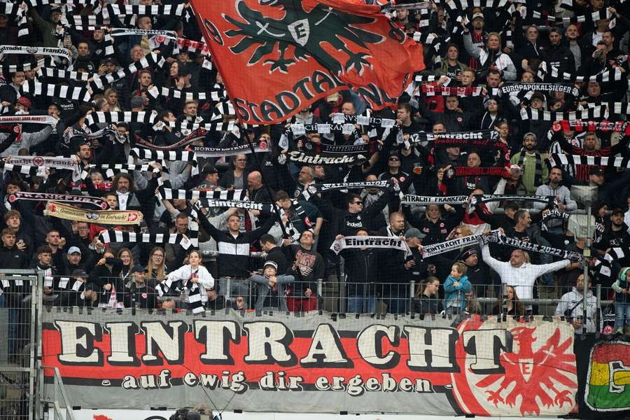 Eintracht-Frankfurt-Fans im Deutsche Bank Park 
