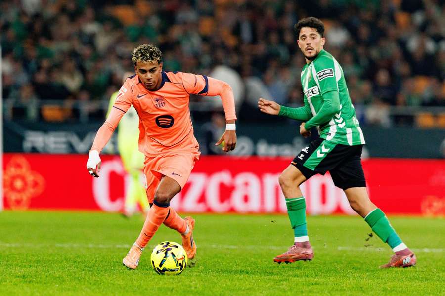 Barcelona y Real Betis se miden en el Camp Nou