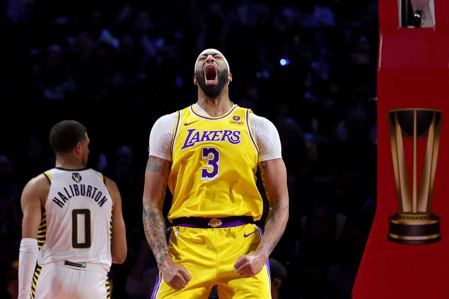 Davis (C) celebrates the Lakers' win