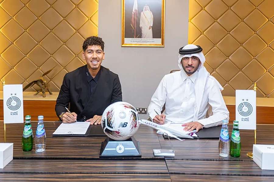 Roberto Firmino en la firma del contrato Roberto Firmino en la firma del contrato