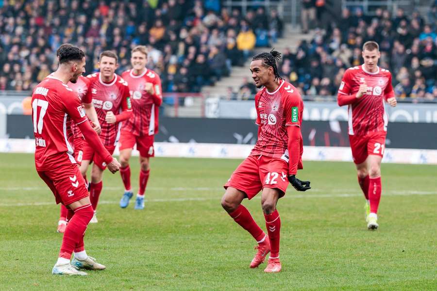 2. Bundesliga: Damion Downs (2. von r.) bejubelt seinen Siegtreffer für Köln in Braunschweig.