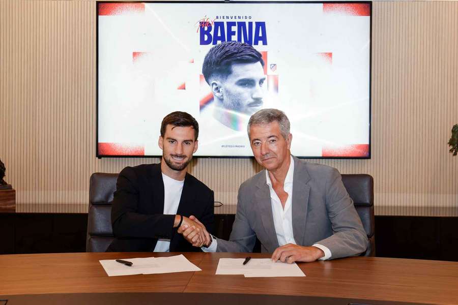 Álex Baena, con Miguel Ángel Gil Marín, en la firma del contrato