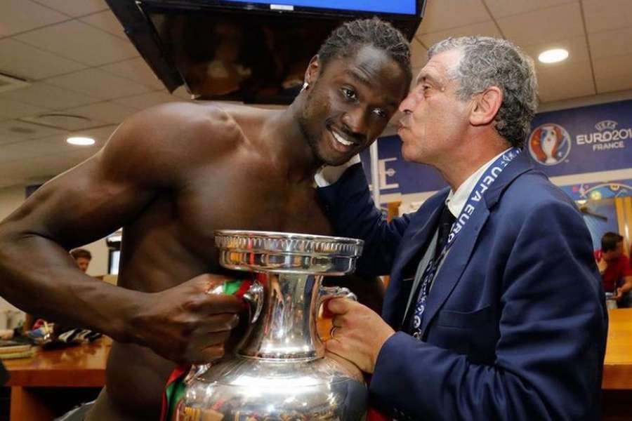 Éder e Fernando Santos com a taça de campeões europeus