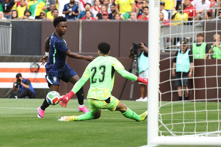 Vini para no goleiro Shobeir Vini para no goleiro Shobeir