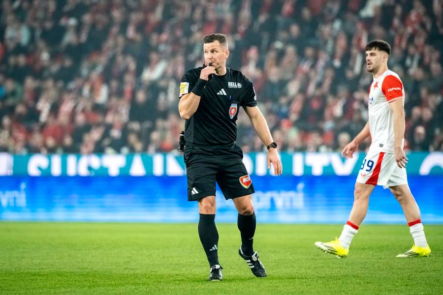 První derby mezi Slavií a Spartou odřídil arbitr Stanislav Volek.