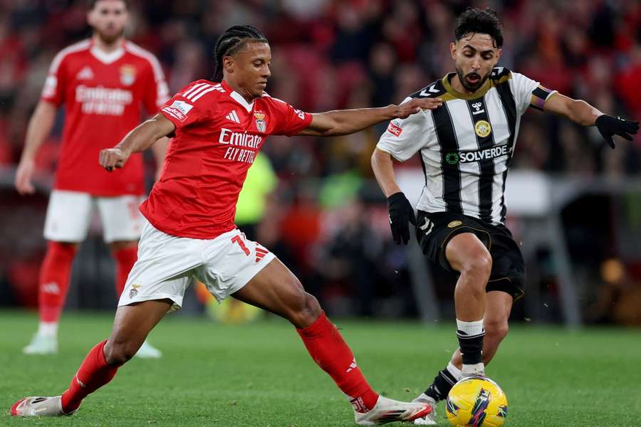 Luís Esteves disputa a bola com Leandro Santos
