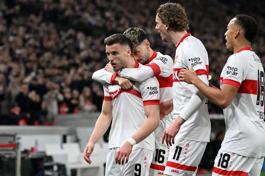 Stuttgarts Demirovic (l.) wird von seinen Teamkollegen geherzt