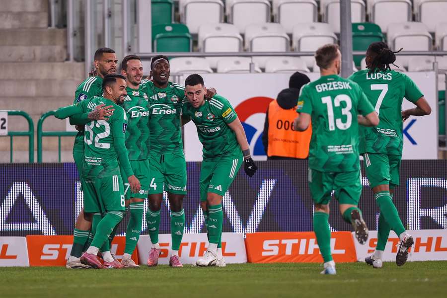 Radomiak utrzymał przewagę nad Arką w zaległym meczu, po przełamaniu blisko czołówki