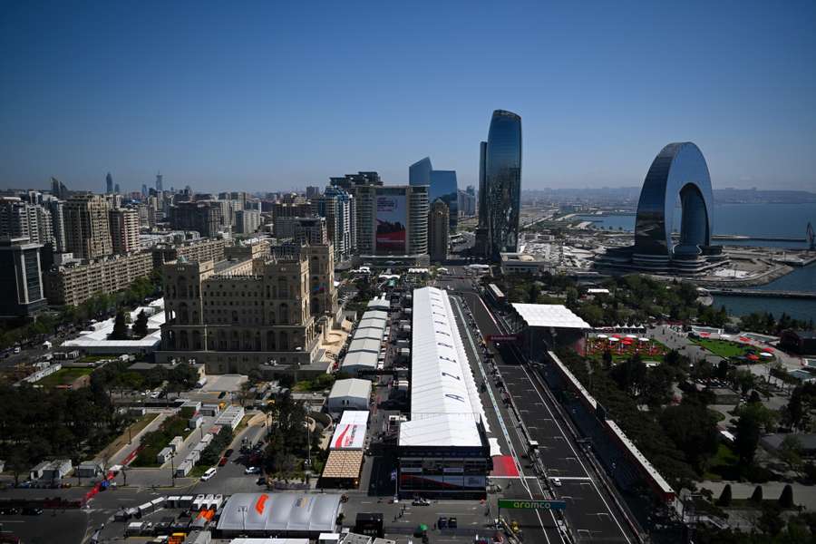 Vista de la ciudad y del circuito urbano de Bakú