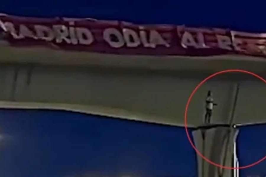 A tarja "Madrid odeia o Real" e o boneco pendurado pelo pescoço com o número e nome de Vinícius Jr.
