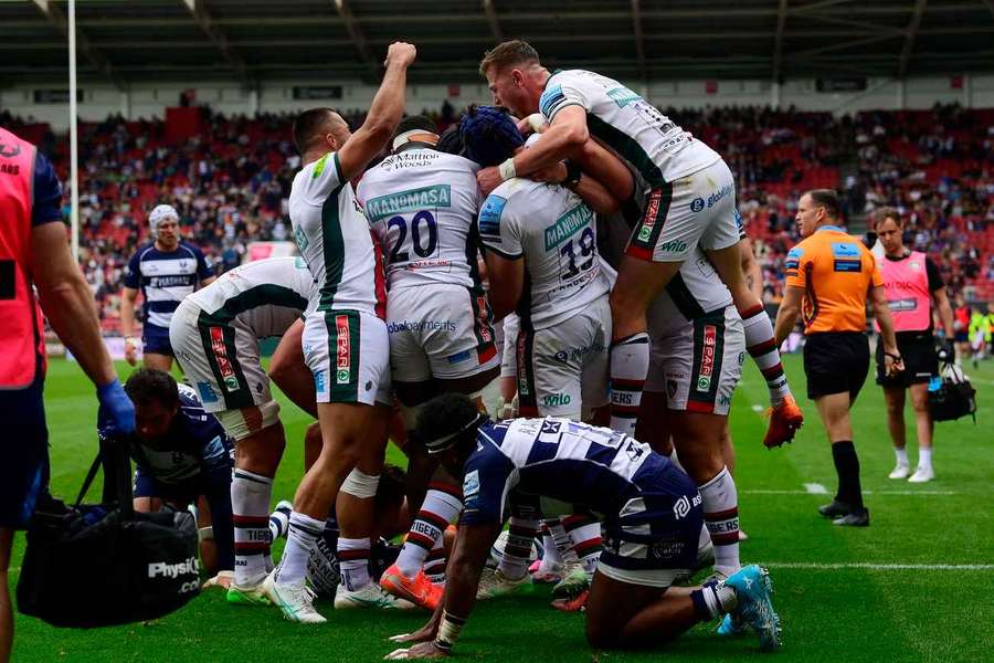 Leicester Tigers celebrate after Cameron Henderson goes over for a try