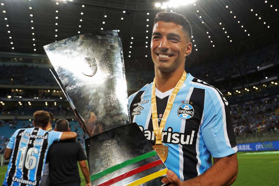 Suárez is trots met zijn eerste trofee 
