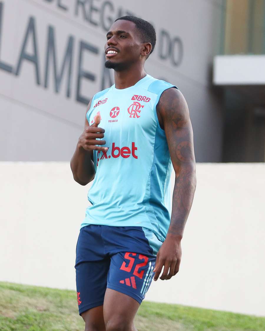 Evertton Araújo deve ser titular em Flamengo x LDU