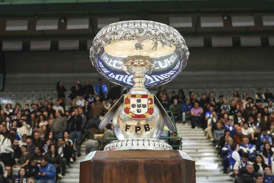 O troféu da Taça de Portugal de basquetebol O troféu da Taça de Portugal de basquetebol