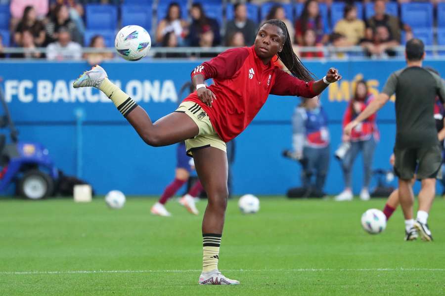 Edna Imade calienta en el campo del Barça.