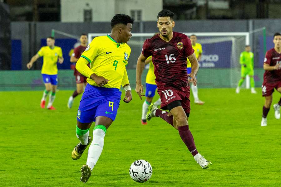 Endrick (l.) war der entscheidende Mann beim 2:1 von Brasiliens U23-Fußballern gegen Venezuela.