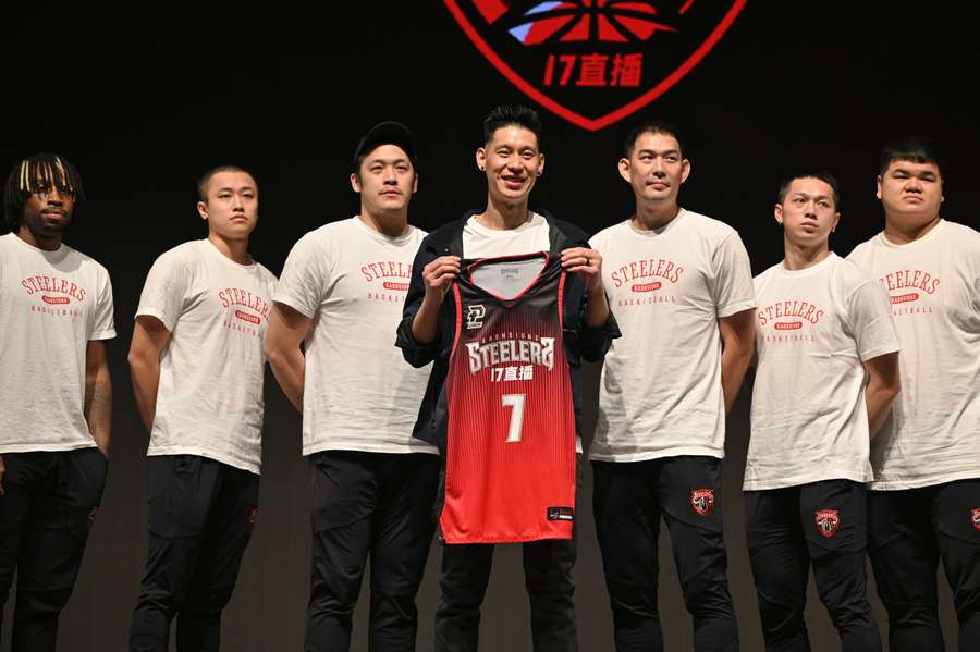 Lin poses alongside Taiwan’s P. LEAGUE+ Kaohsiung 17LIVE Steelers basketball team