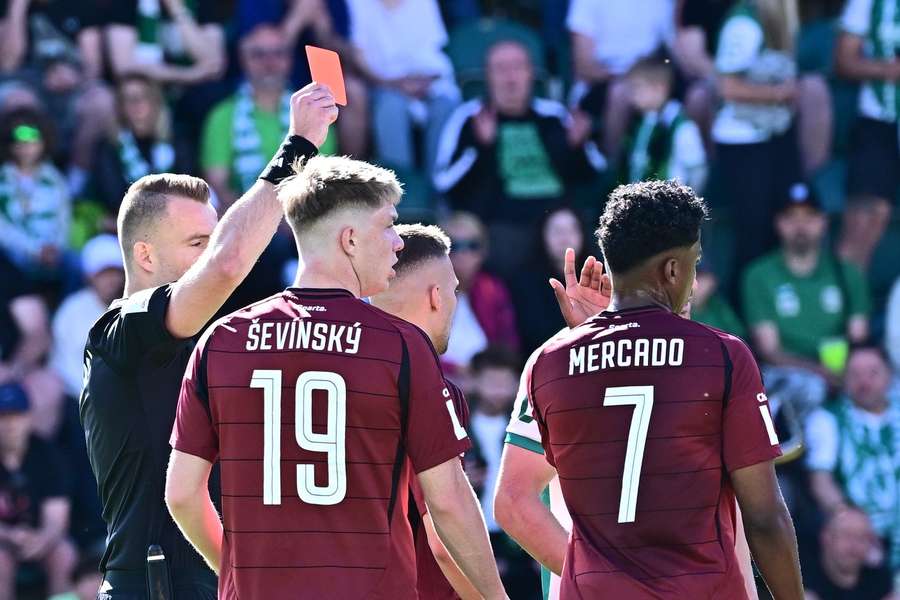 Sparťan John Mercado byl v zápase na hřišti Bohemians vyloučen.