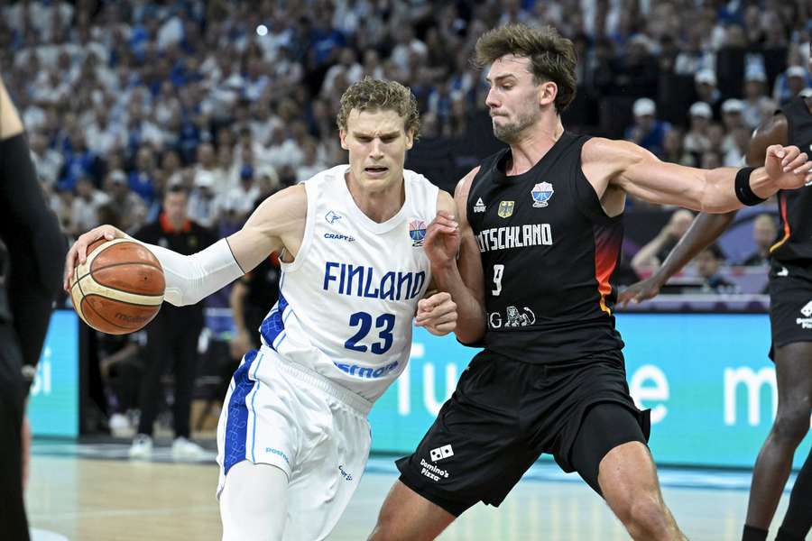Lauri Markkanen (Finnland) im Duell mit Franz Wagner (Deutschland)