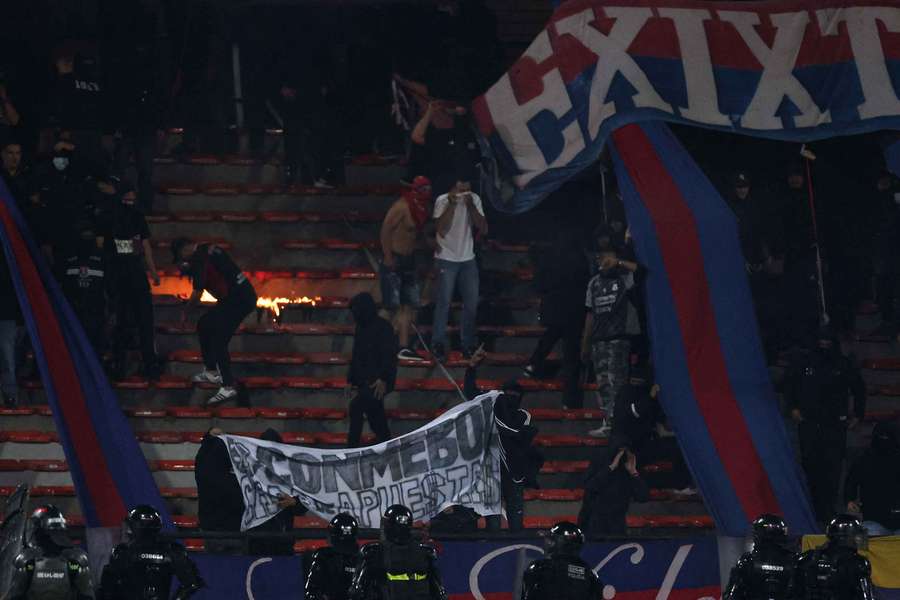 Los radicales en Medellín provocaron la suspensión y derrota de Independiente ante el Flamengo