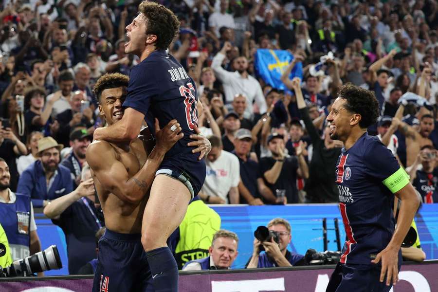 João Neves festeja golo de Doué