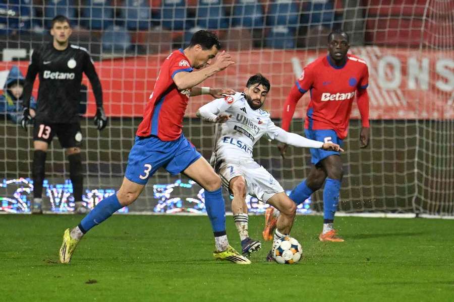 Sebastian Mailat, în duel cu Andre Duarte Sebastian Mailat, în duel cu Andre Duarte