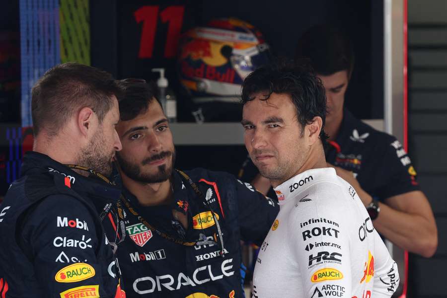 Sergio Pérez avec ses ingénieurs à Monza.