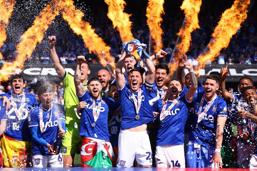 Ipswich slaví postup do Premier League z druhého místa.