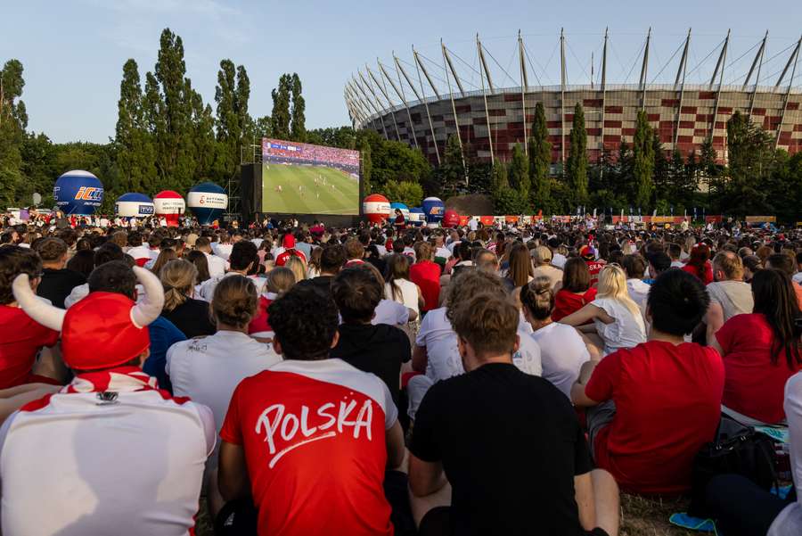 Polscy kibice oglądający mecz w warszawskiej strefie kibica