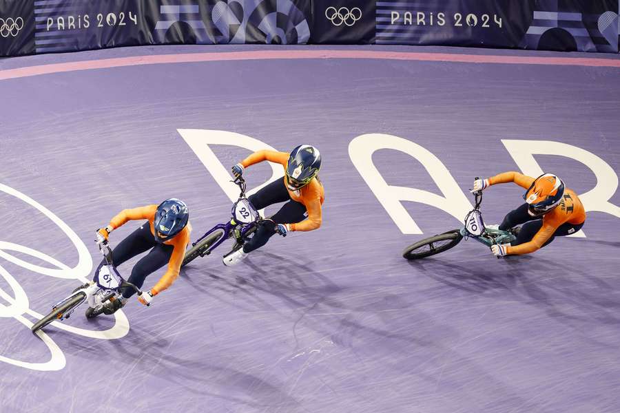 Manon Veenstra, Merel Smulders en Laura Smulders in actie tijdens de kwartfinales BMX op de Olympische Spelen