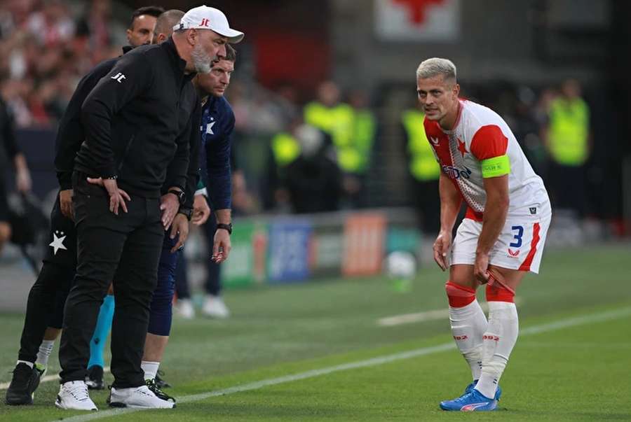 Trenér Slavie Jindřich Trpišovský (vlevo) komunikuje s obráncem Tomášem Holešem.