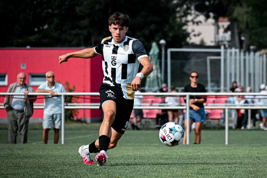 Záložník Jiří Mokrejš v zápase za rezervu Hradce Králové. Záložník Jiří Mokrejš v zápase za rezervu Hradce Králové.