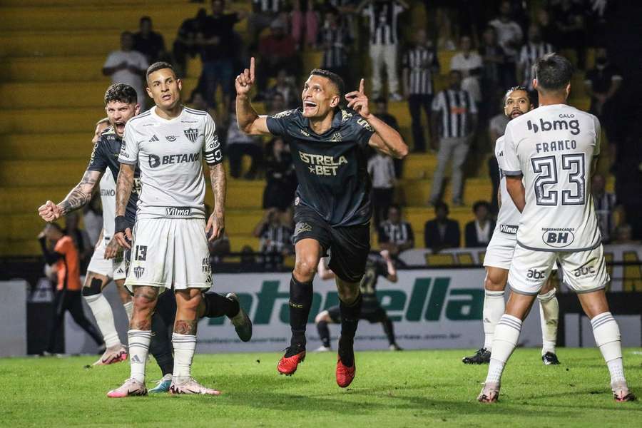 Criciúma superou o Atlético-MG com dois gols no segundo tempo