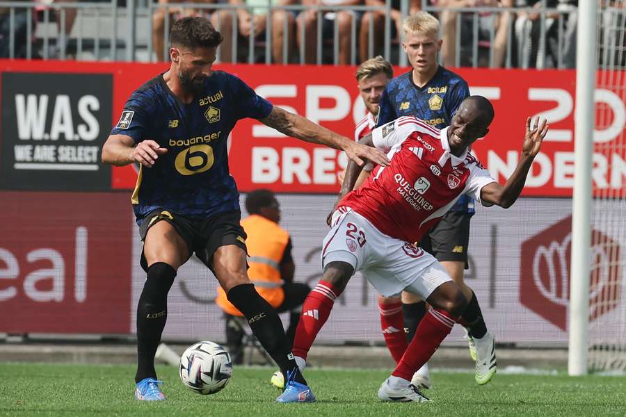 Giroud v utkání na půdě Brestu.
