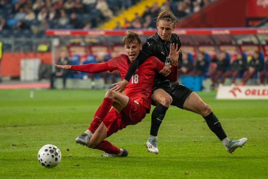 Jan Ziółkowski w starciu z Benem Wainem.
