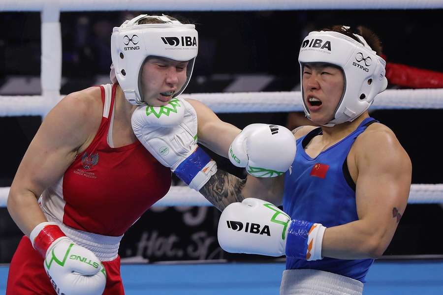 Yang Chengyu (blauw, China) tegen Nataliya Sychugova (rood, Rusland) onlangs op het IBA WK in New Delhi (India)