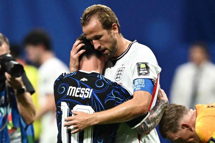 Umarmung zwischen Kane und Messi Umarmung zwischen Kane und Messi