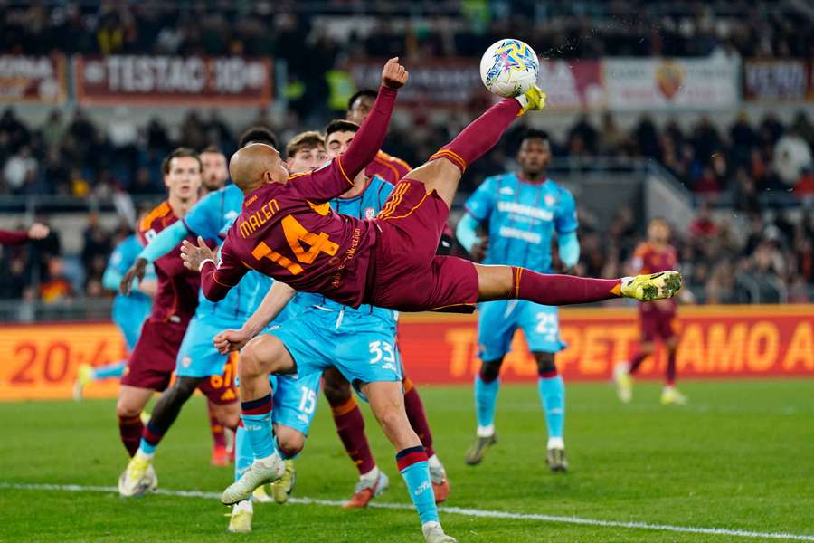 Donyell Malen o duce pe Roma lângă Juventus