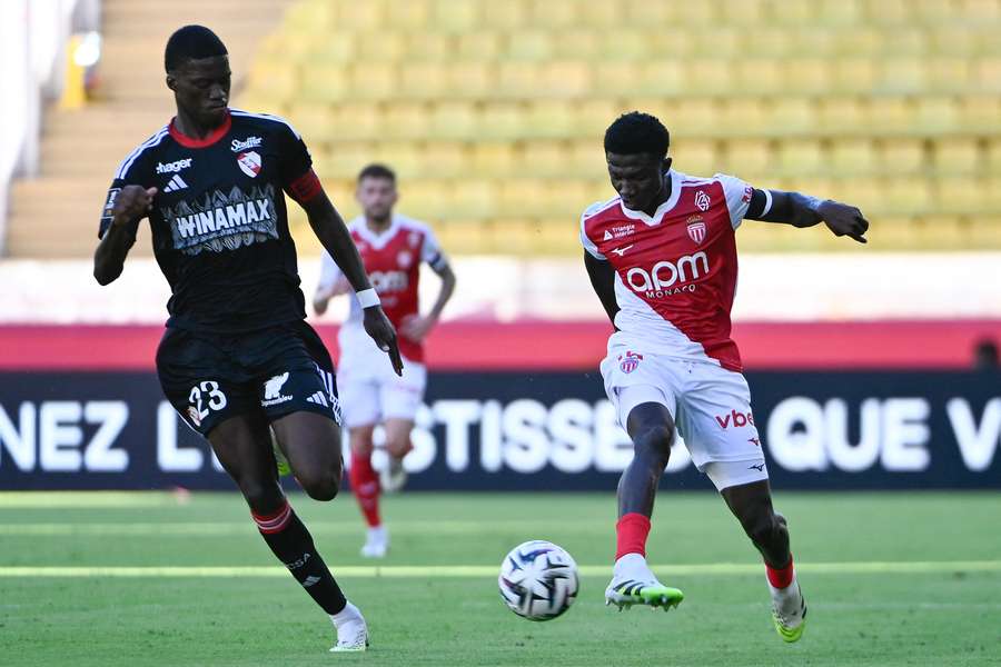 Le défenseur strasbourgeois Mamadou Sarr (23) à la lutte avec le milieu monégasque Lamine Camara (15), lors du match de Ligue 1 entre Monaco et Strasbourg au stade Louis-II, le 31 août 2025.