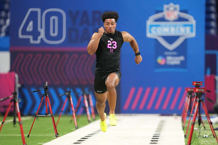 Kenyon Sadiq running the 40-yard dash at the 2026 NFL Combine in Indianapolis 