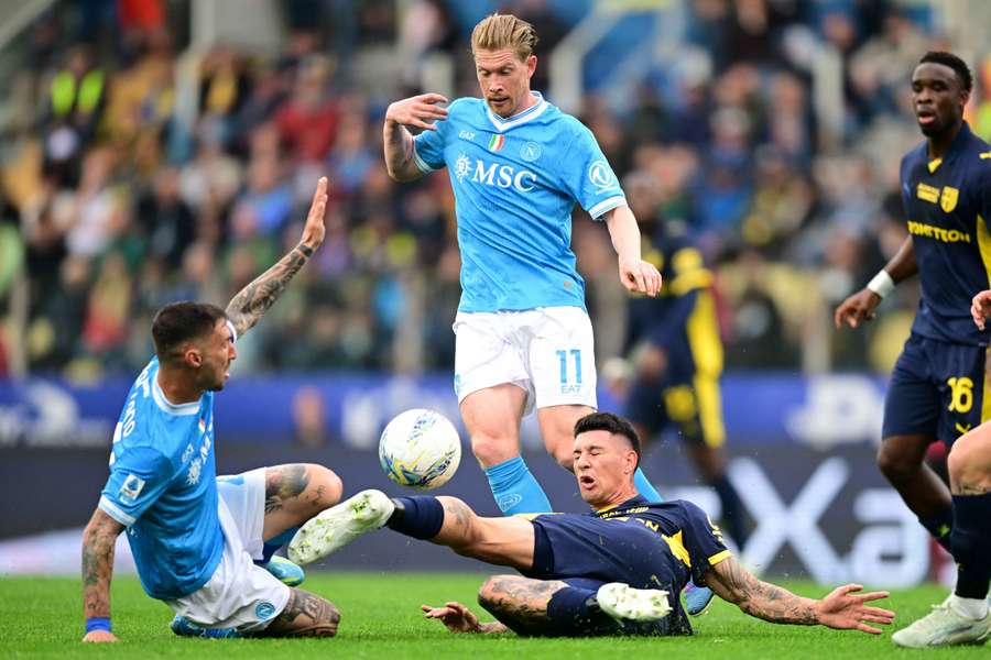 Napoli's Matteo Politano and Kevin De Bruyne battle for the ball Napoli's Matteo Politano and Kevin De Bruyne battle for the ball