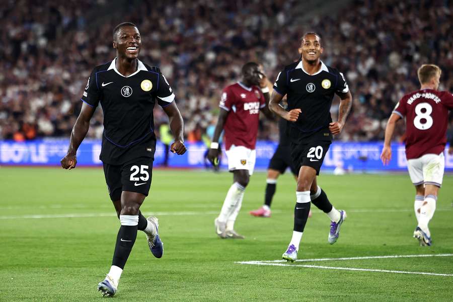 Moisés Caicedo slaví gól, kterým v zápase s West Hamem zvyšoval na 4:1 pro Chelsea.